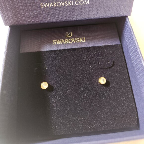 New Swarovksi crystal stud earrings with blue and pink boxes - Picture 2 of 14